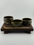 Tasse en grès porcelainique Tenmoku noir vert profond, faite main par Terresme — vue 1 sur 10.