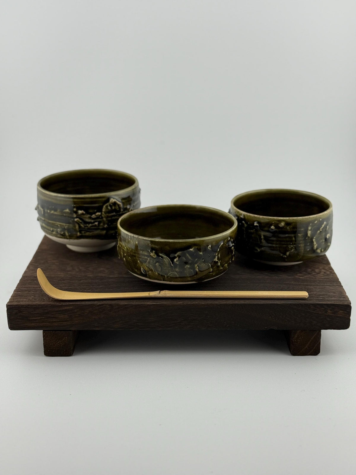 Tasse en grès porcelainique Tenmoku noir vert profond, faite main par Terresme — vue 1 sur 10.