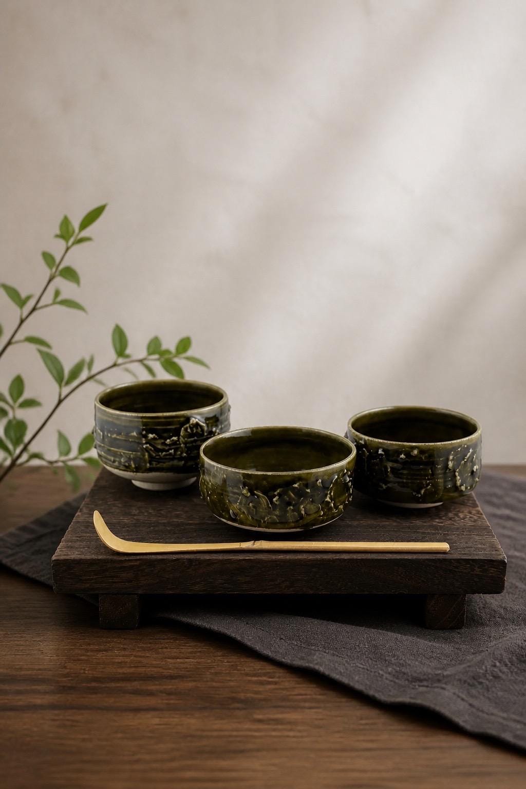 Tasse en grès porcelainique Tenmoku noir vert profond, faite main par Terresme — vue 2 sur 10.