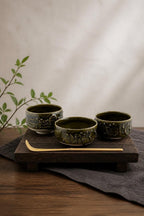 Tasse en grès porcelainique Tenmoku noir vert profond, faite main par Terresme — vue 2 sur 10.