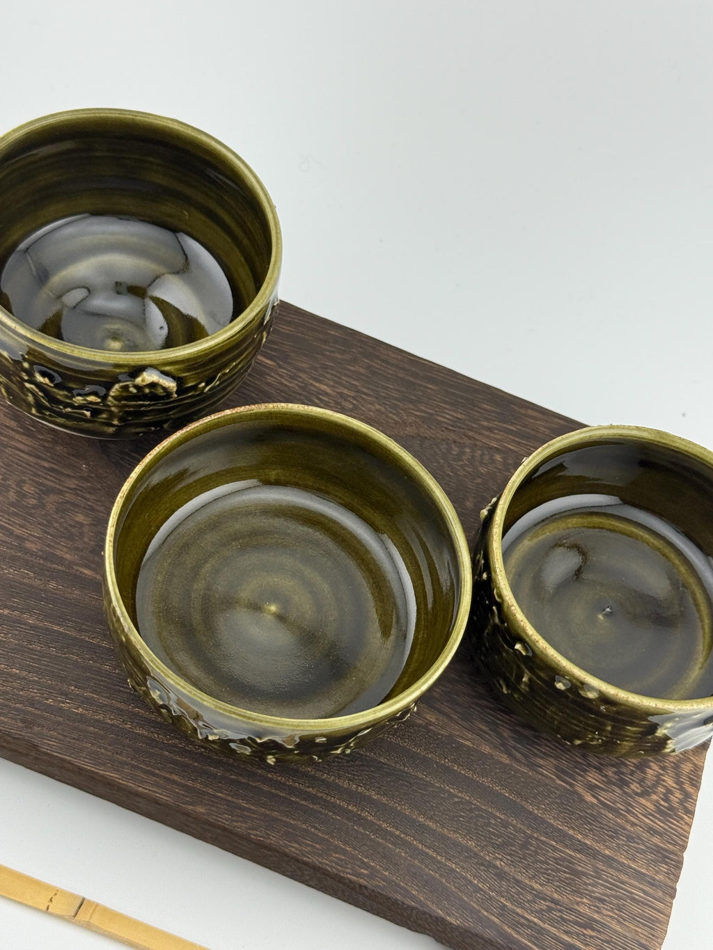 Tasse en grès porcelainique Tenmoku noir vert profond, faite main par Terresme — vue 3 sur 10.