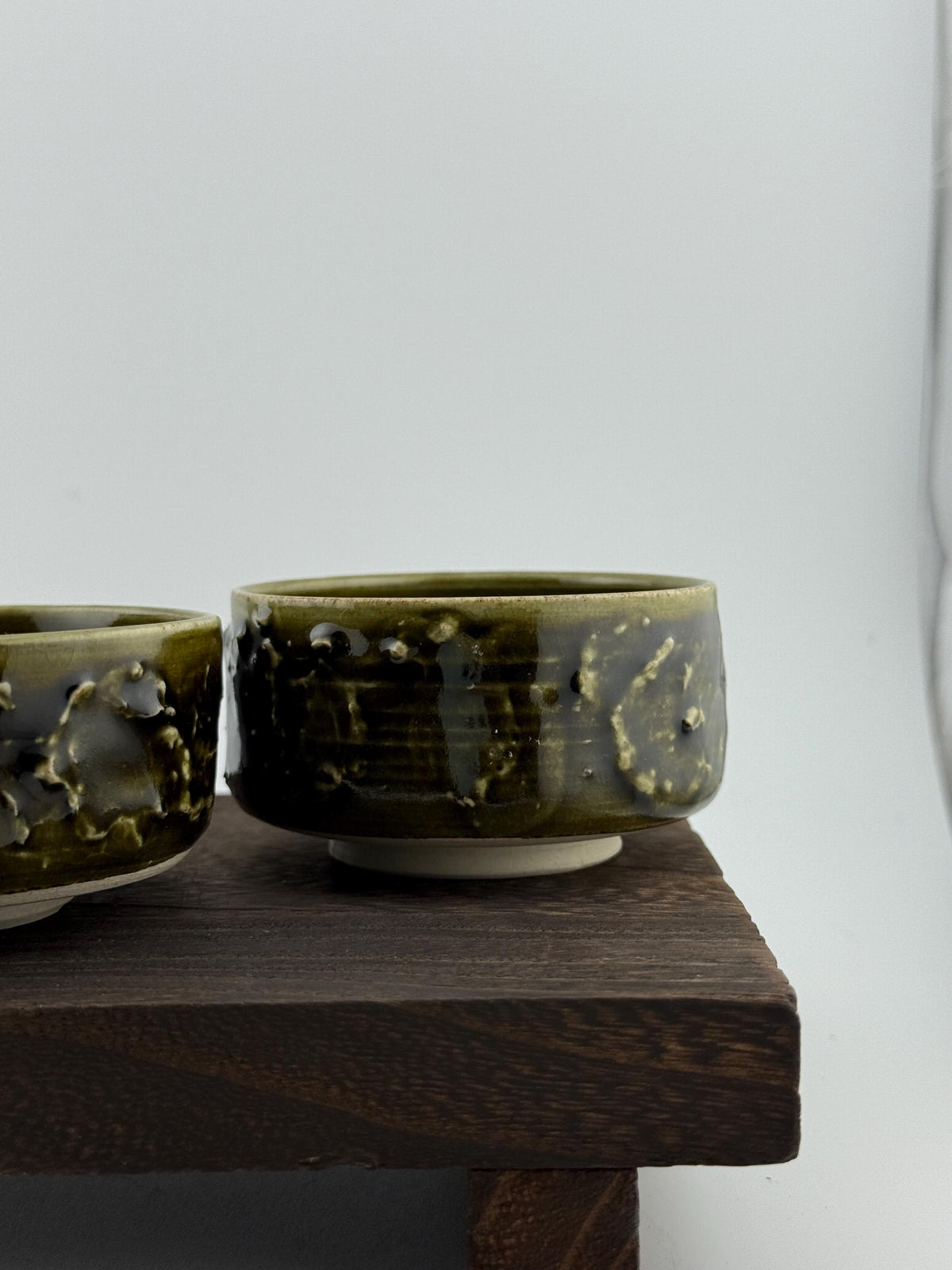 Tasse en grès porcelainique Tenmoku noir vert profond, faite main par Terresme — vue 4 sur 10.