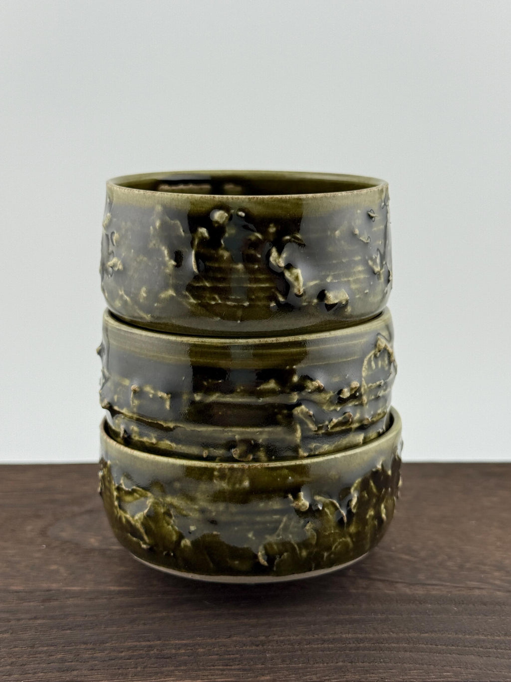 Tasse en grès porcelainique Tenmoku noir vert profond, faite main par Terresme — vue 6 sur 10.