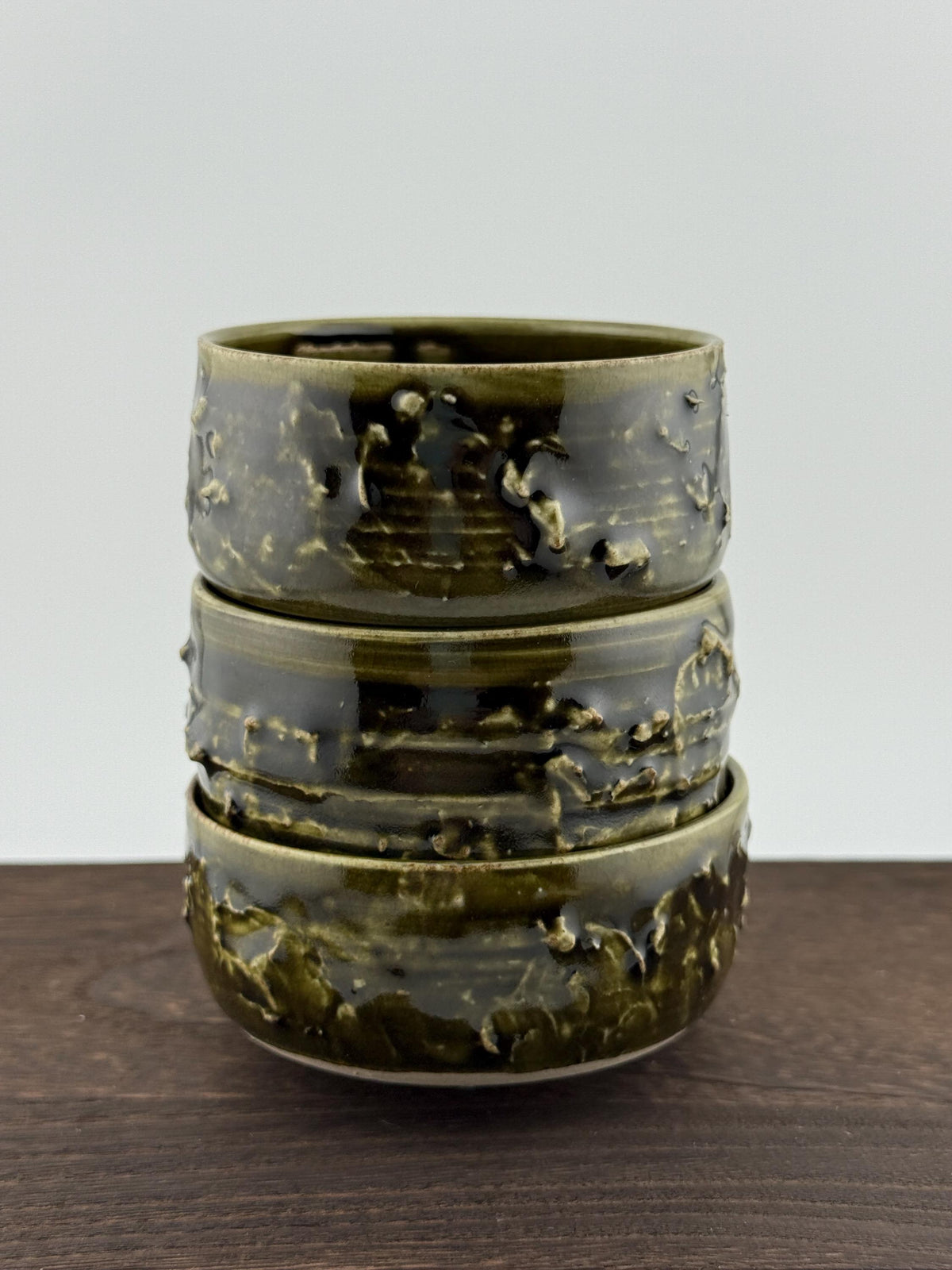 Tasse en grès porcelainique Tenmoku noir vert profond, faite main par Terresme — vue 6 sur 10.