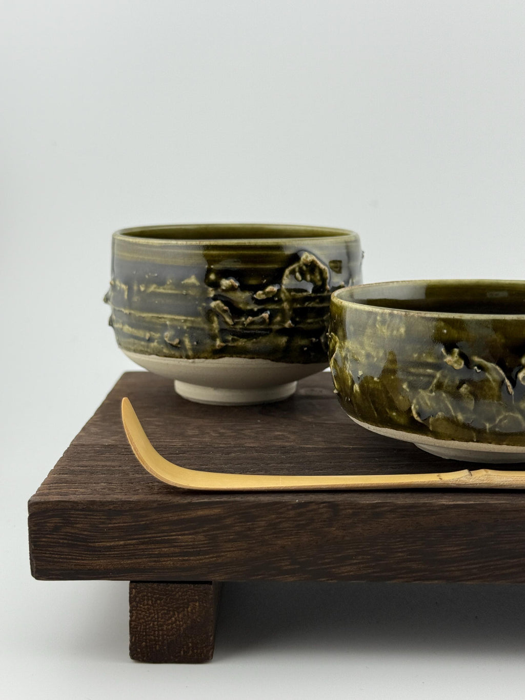 Tasse en grès porcelainique Tenmoku noir vert profond, faite main par Terresme — vue 7 sur 10.