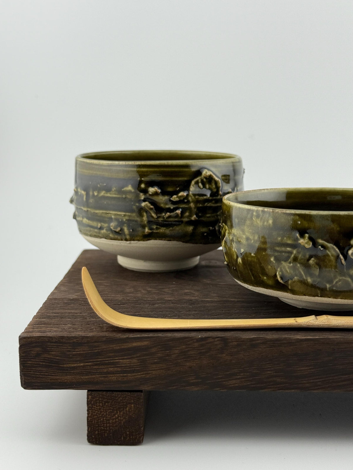 Tasse en grès porcelainique Tenmoku noir vert profond, faite main par Terresme — vue 7 sur 10.