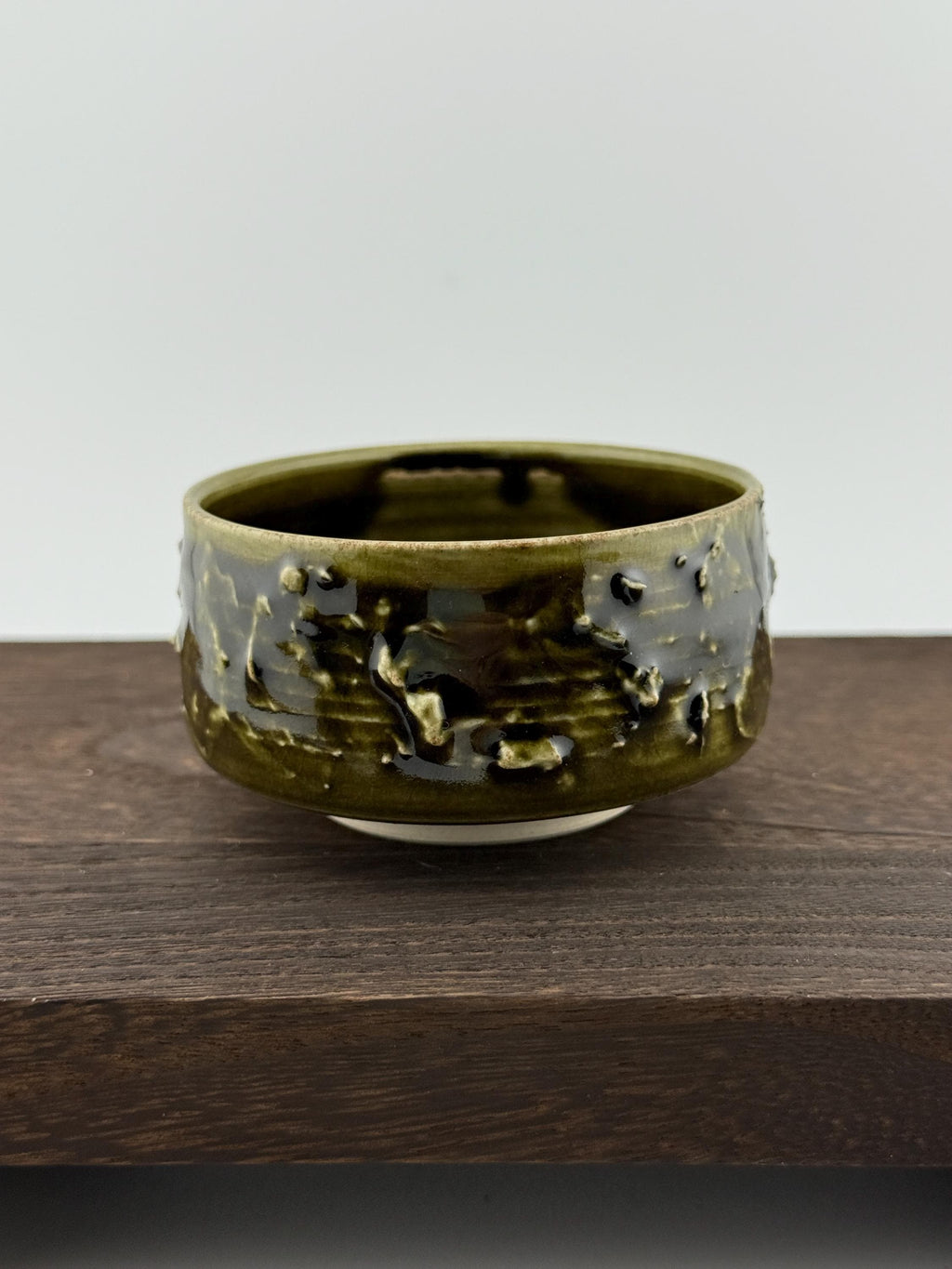 Tasse en grès porcelainique Tenmoku noir vert profond, faite main par Terresme — vue 8 sur 10.