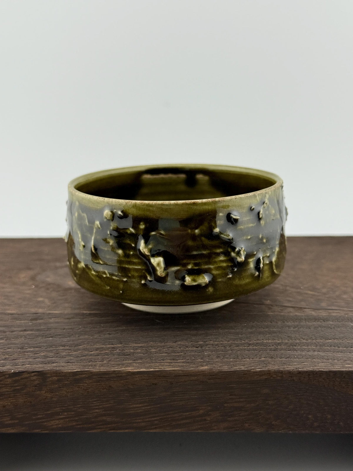 Tasse en grès porcelainique Tenmoku noir vert profond, faite main par Terresme — vue 8 sur 10.