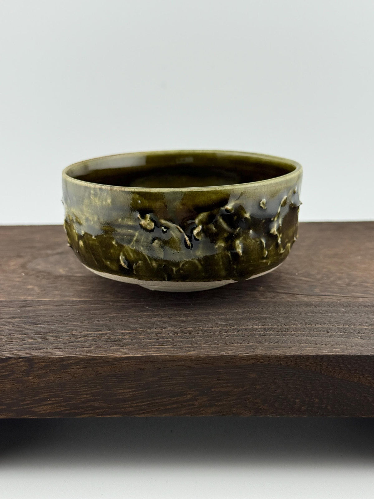 Tasse en grès porcelainique Tenmoku noir vert profond, faite main par Terresme — vue 9 sur 10.