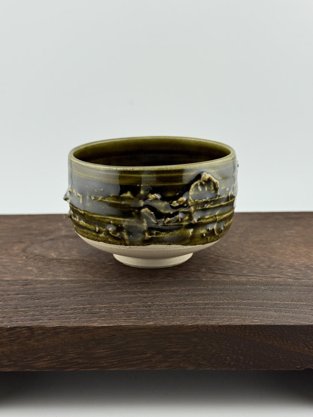 Tasse en grès porcelainique Tenmoku noir vert profond, faite main par Terresme — vue 10 sur 10.