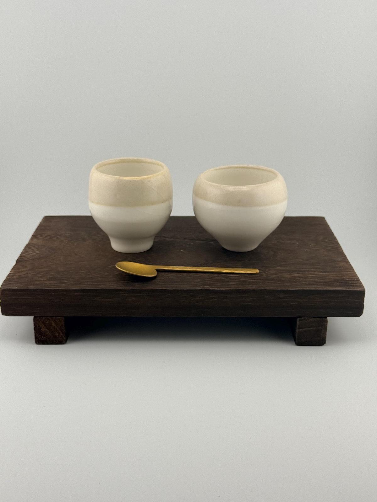 Tasses en faïence Shiitake tournées à la main, vue 2 sur 10, créations artisanales Terresme.