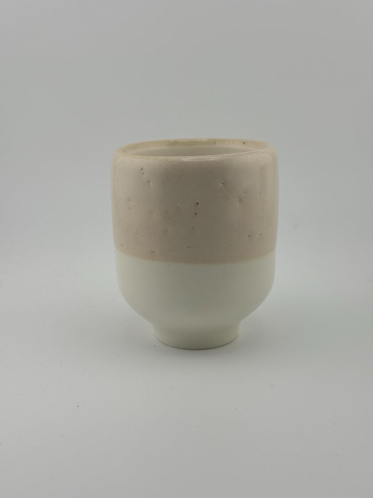 Tasses en faïence Shiitake tournées à la main, vue 3 sur 10, créations artisanales Terresme.