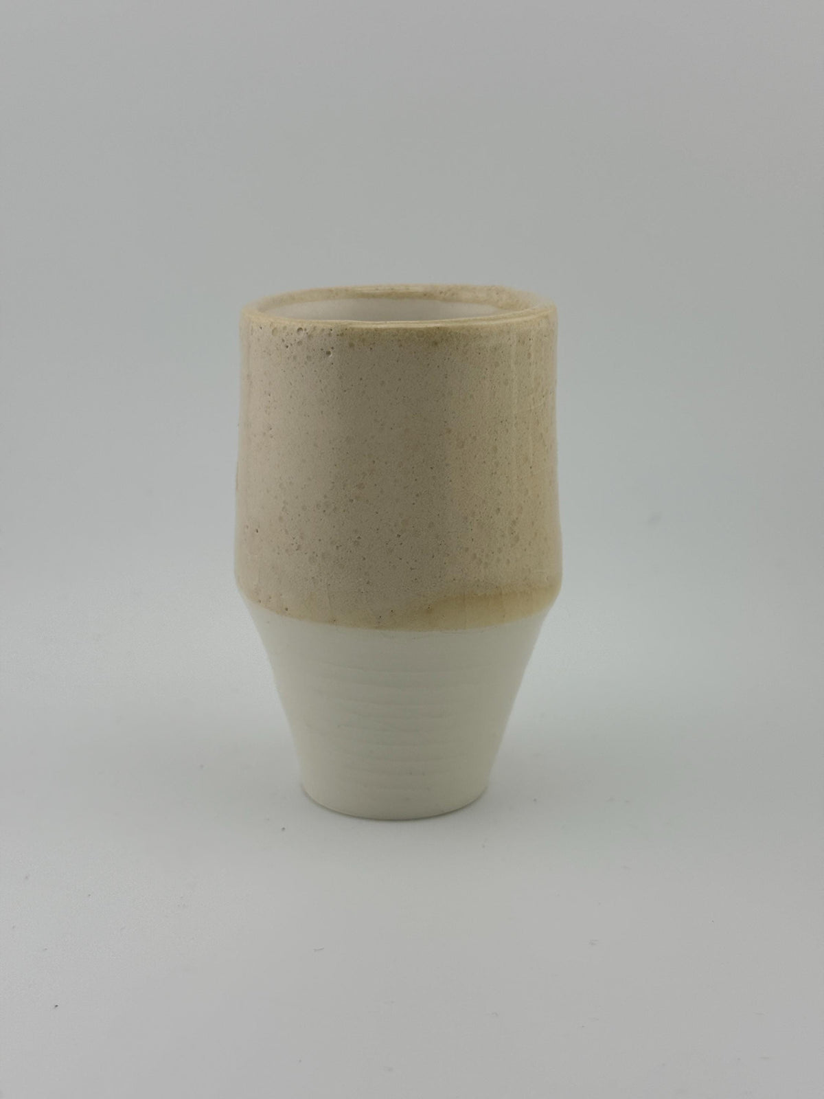 Tasses en faïence Shiitake tournées à la main, vue 4 sur 10, créations artisanales Terresme.