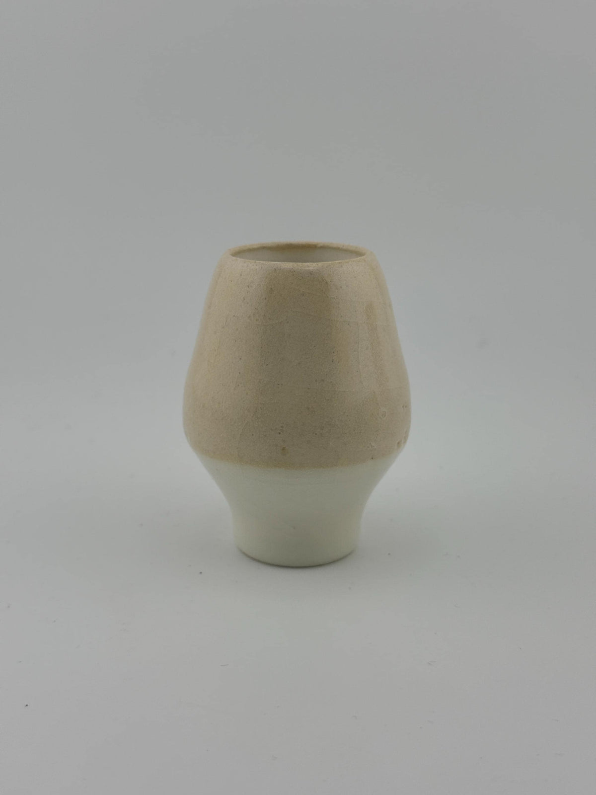 Tasses en faïence Shiitake tournées à la main, vue 5 sur 10, créations artisanales Terresme.
