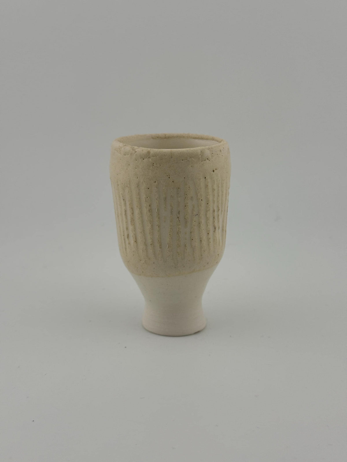 Tasses en faïence Shiitake tournées à la main, vue 6 sur 10, créations artisanales Terresme.