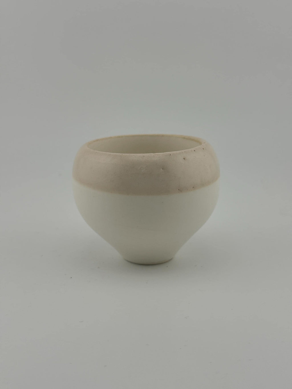 Tasses en faïence Shiitake tournées à la main, vue 7 sur 10, créations artisanales Terresme.