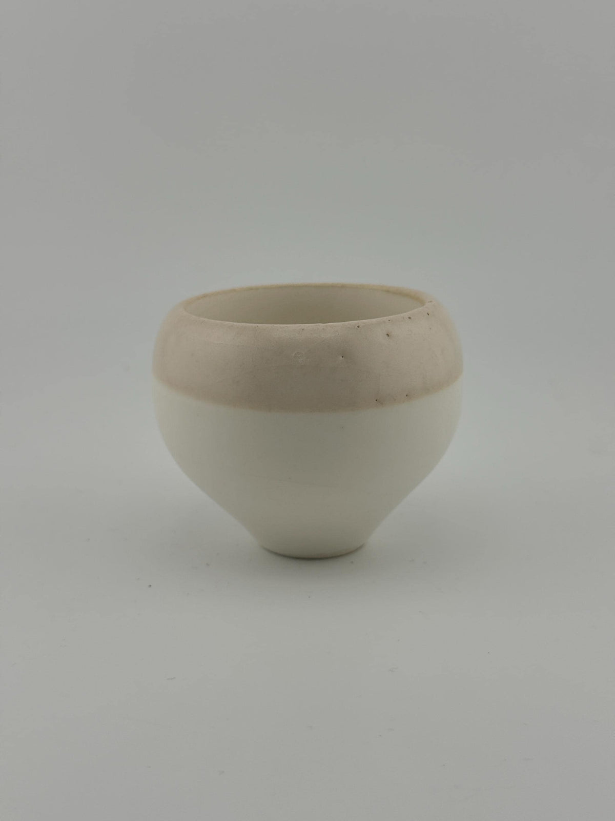 Tasses en faïence Shiitake tournées à la main, vue 7 sur 10, créations artisanales Terresme.