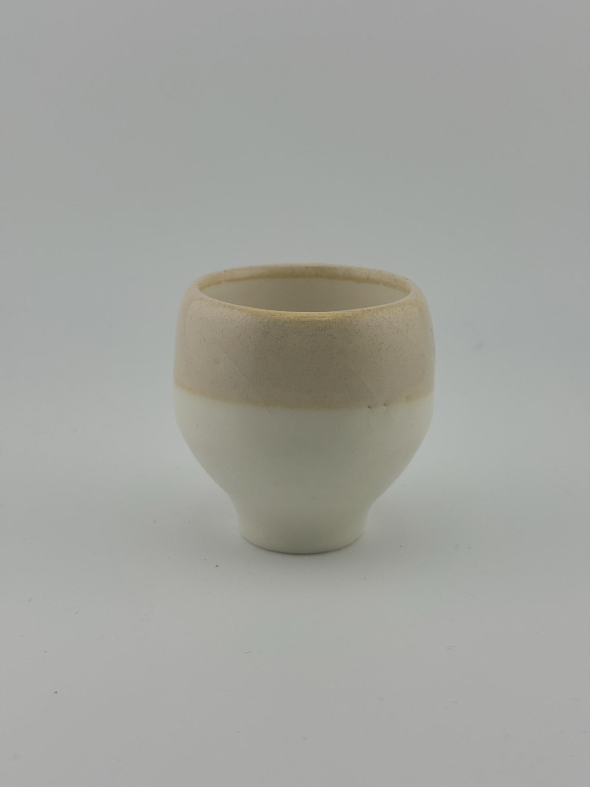 Tasses en faïence Shiitake tournées à la main, vue 8 sur 10, créations artisanales Terresme.