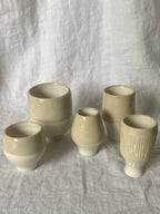 Tasses en faïence Shiitake tournées à la main, vue 9 sur 10, créations artisanales Terresme.