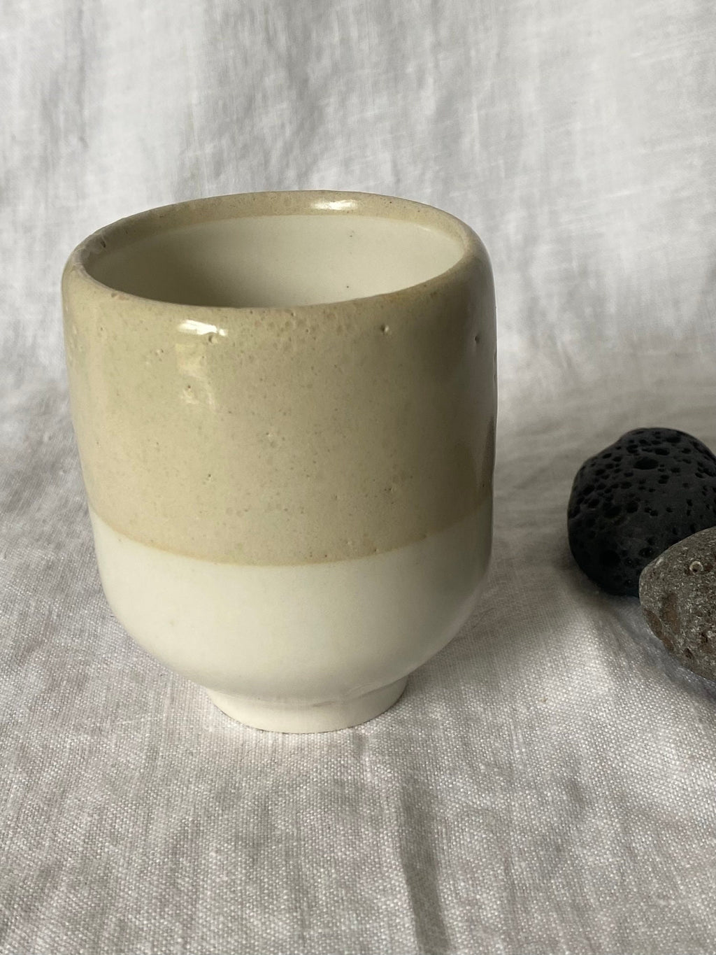 Tasses en faïence Shiitake tournées à la main, vue 10 sur 10, créations artisanales Terresme.