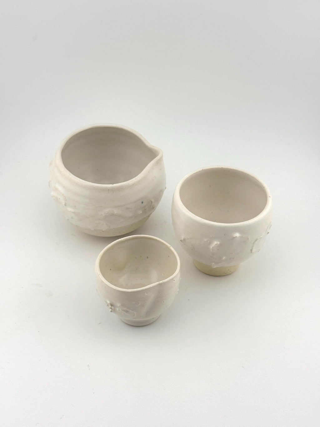 Tasses SHIRO en grès porcelainique blanc satiné, céramique japandi faite main par Terresme — vue 2 sur 9.