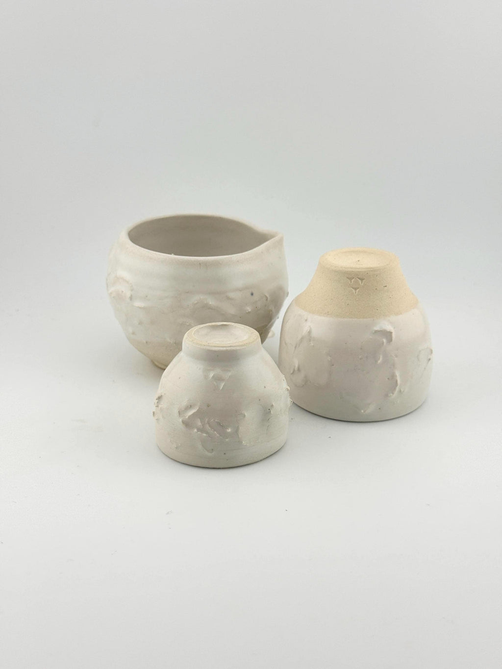 Tasses SHIRO en grès porcelainique blanc satiné, céramique japandi faite main par Terresme — vue 3 sur 9.