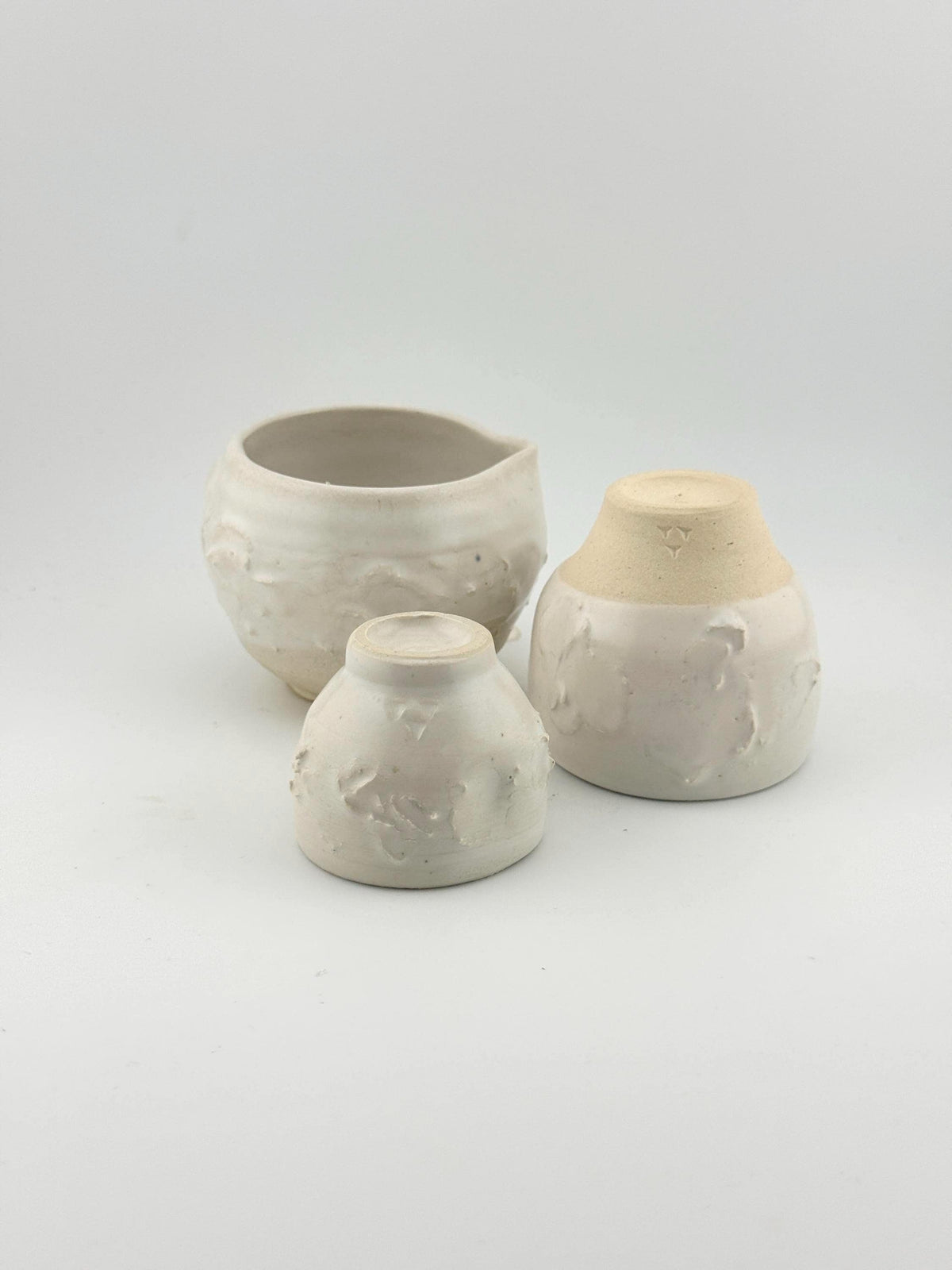 Tasses SHIRO en grès porcelainique blanc satiné, céramique japandi faite main par Terresme — vue 3 sur 9.