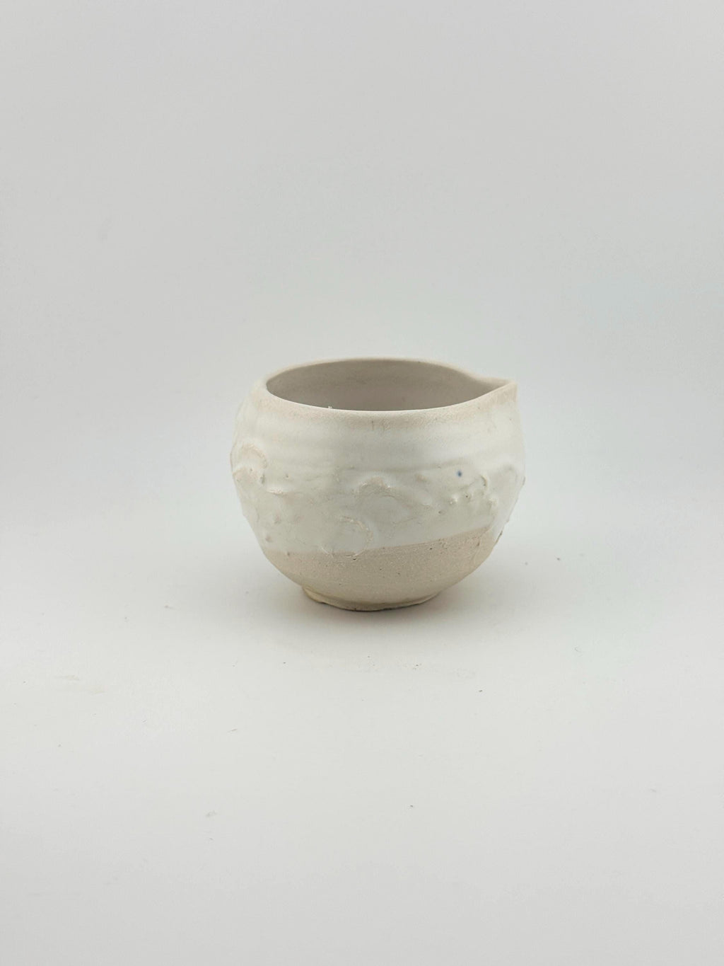 Tasses SHIRO en grès porcelainique blanc satiné, céramique japandi faite main par Terresme — vue 4 sur 9.