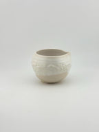 Tasses SHIRO en grès porcelainique blanc satiné, céramique japandi faite main par Terresme — vue 4 sur 9.