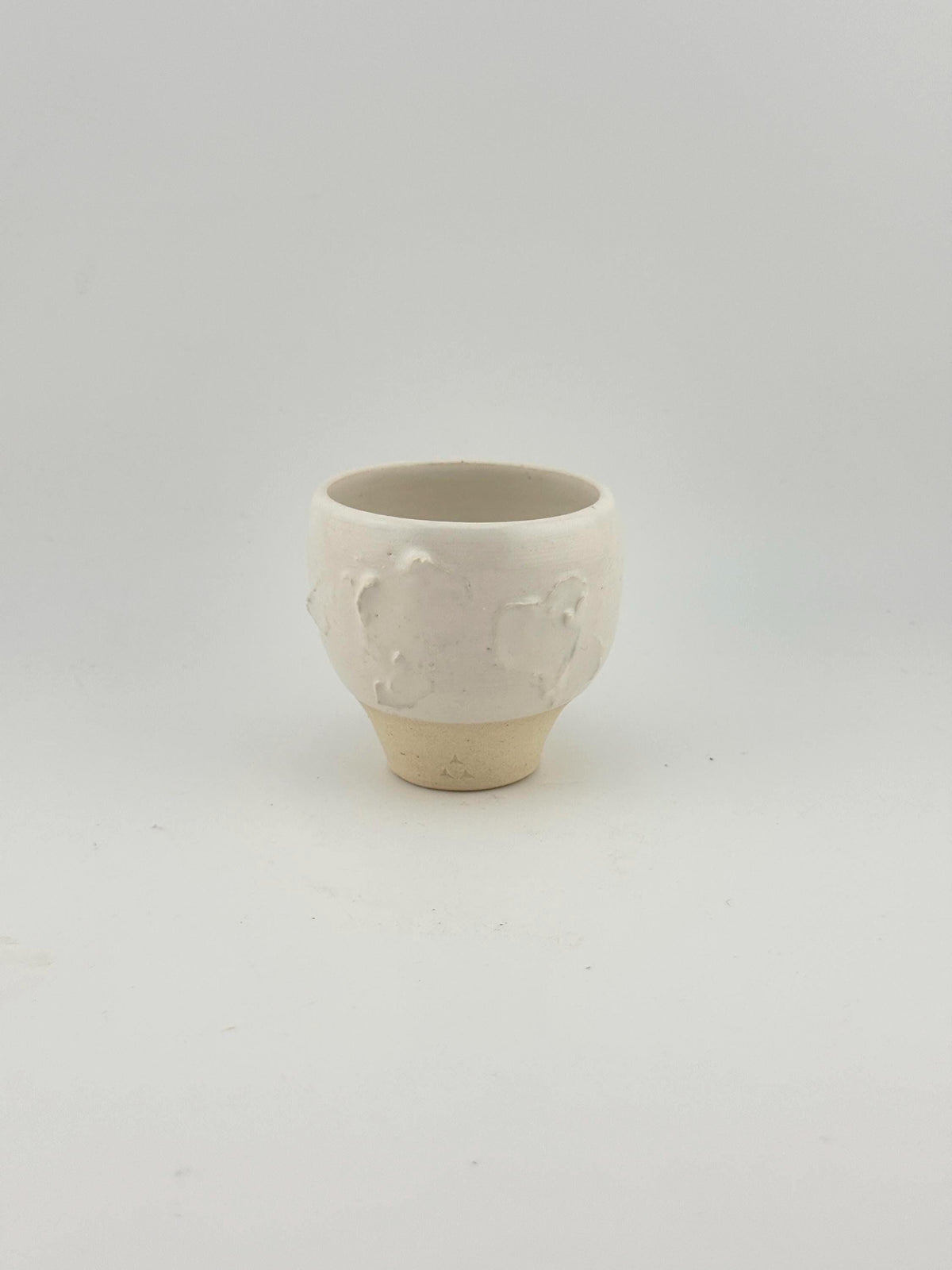 Tasses SHIRO en grès porcelainique blanc satiné, céramique japandi faite main par Terresme — vue 6 sur 9.