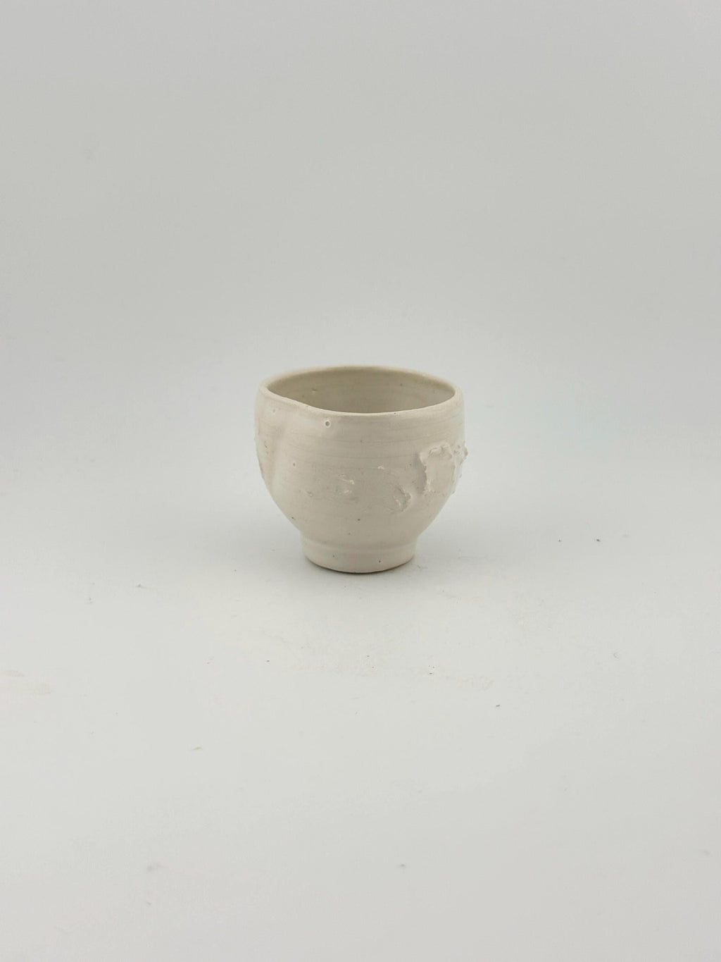 Tasses SHIRO en grès porcelainique blanc satiné, céramique japandi faite main par Terresme — vue 8 sur 9.