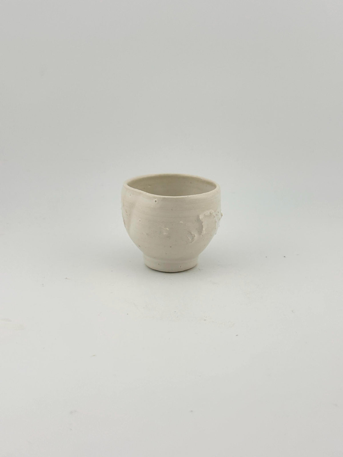 Tasses SHIRO en grès porcelainique blanc satiné, céramique japandi faite main par Terresme — vue 8 sur 9.