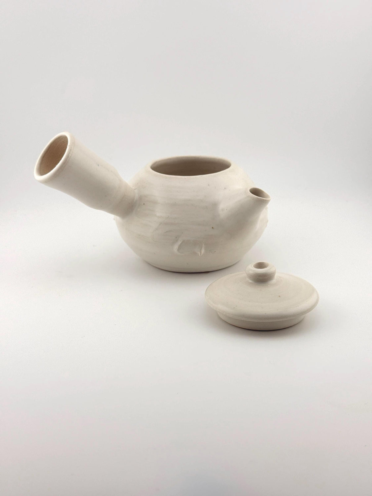 Théière SHIRO en grès porcelainique blanc satiné – Terres.me – vue 5