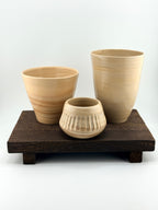 Vue principale de TRIO de Tasses et Mugs en Grès Beige Sable - Fait main au tour de potier - Émail transparent brillant - Artisanat fra…, pièce en céramique faite main par Terresme.