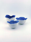 Trio de tasses NAMI en porcelaine blanche décor cobalt, faites main par Terresme — vue 1 sur 10.