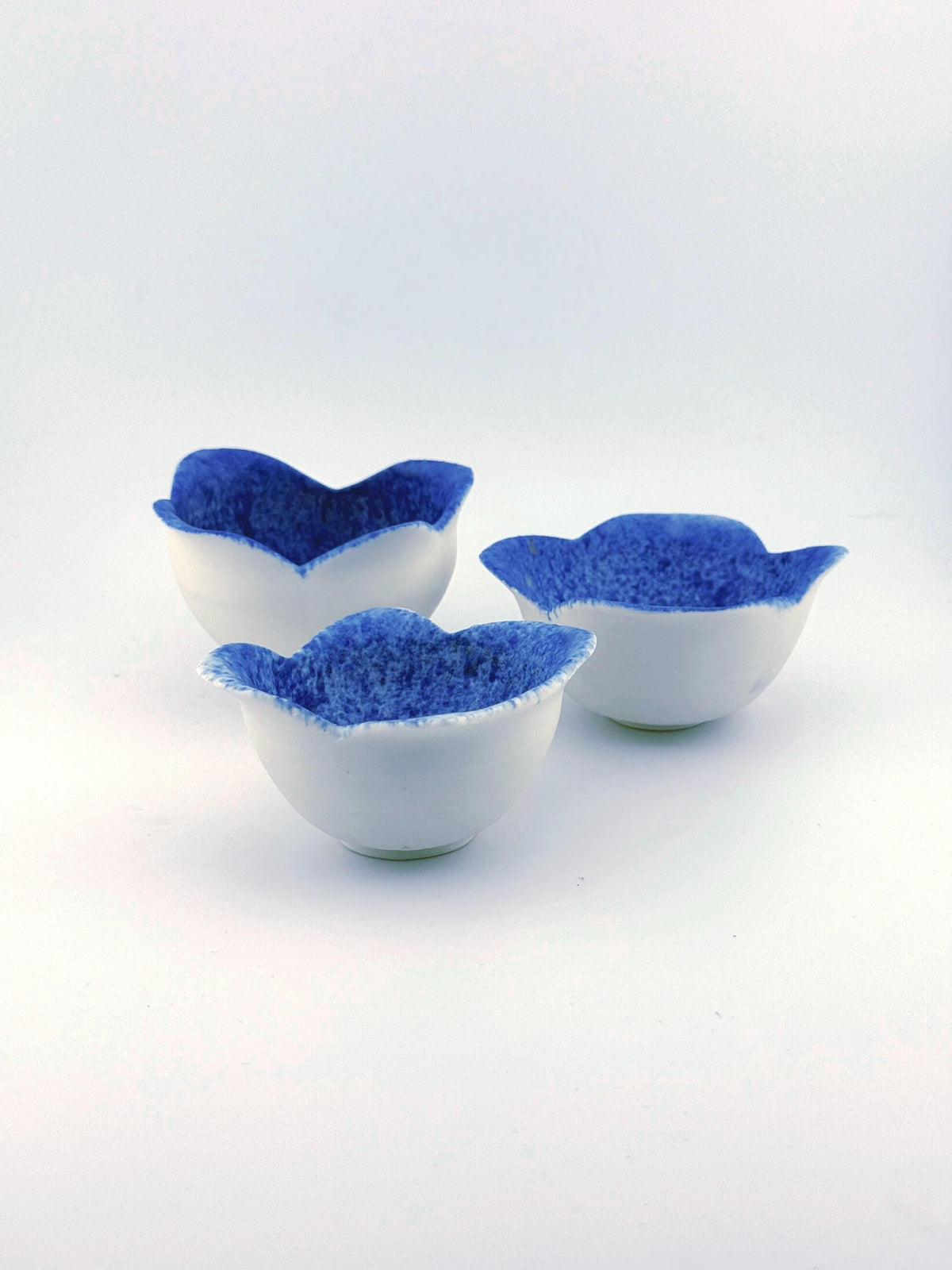 Trio de tasses NAMI en porcelaine blanche décor cobalt, faites main par Terresme — vue 1 sur 10.