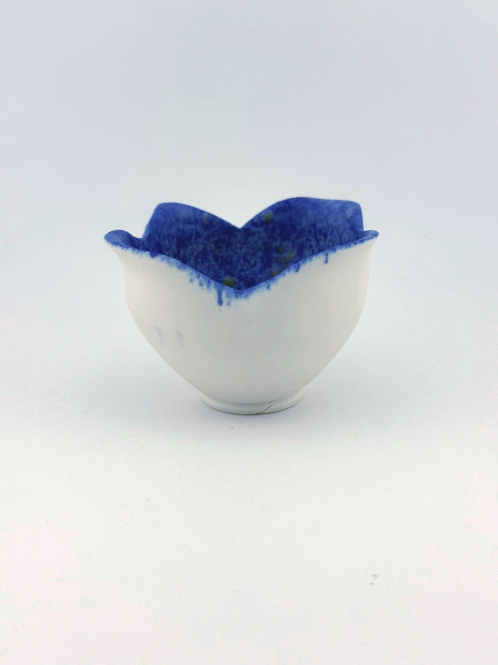 Trio de tasses NAMI en porcelaine blanche décor cobalt, faites main par Terresme — vue 3 sur 10.