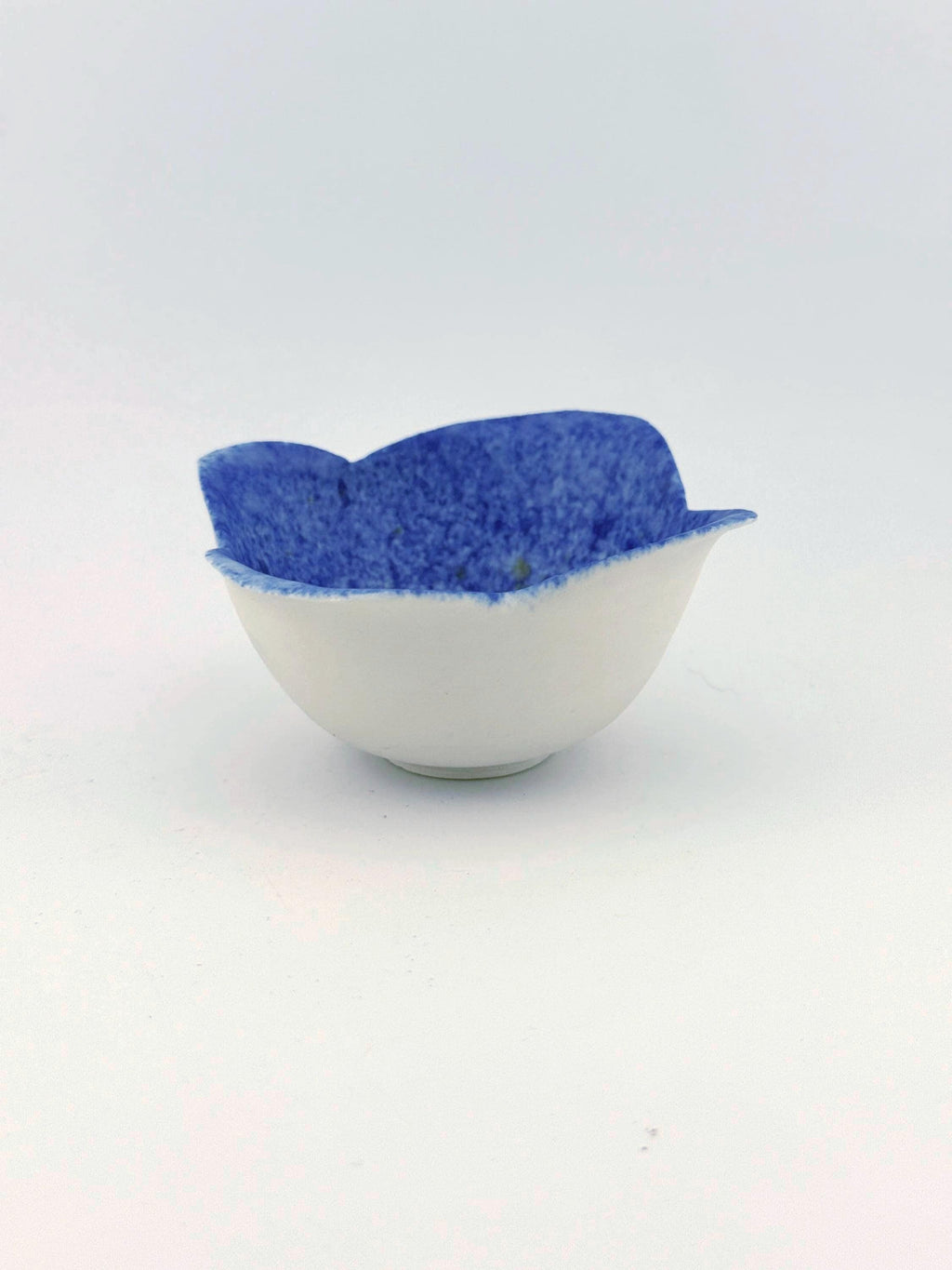 Trio de tasses NAMI en porcelaine blanche décor cobalt, faites main par Terresme — vue 4 sur 10.