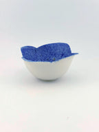 Trio de tasses NAMI en porcelaine blanche décor cobalt, faites main par Terresme — vue 4 sur 10.