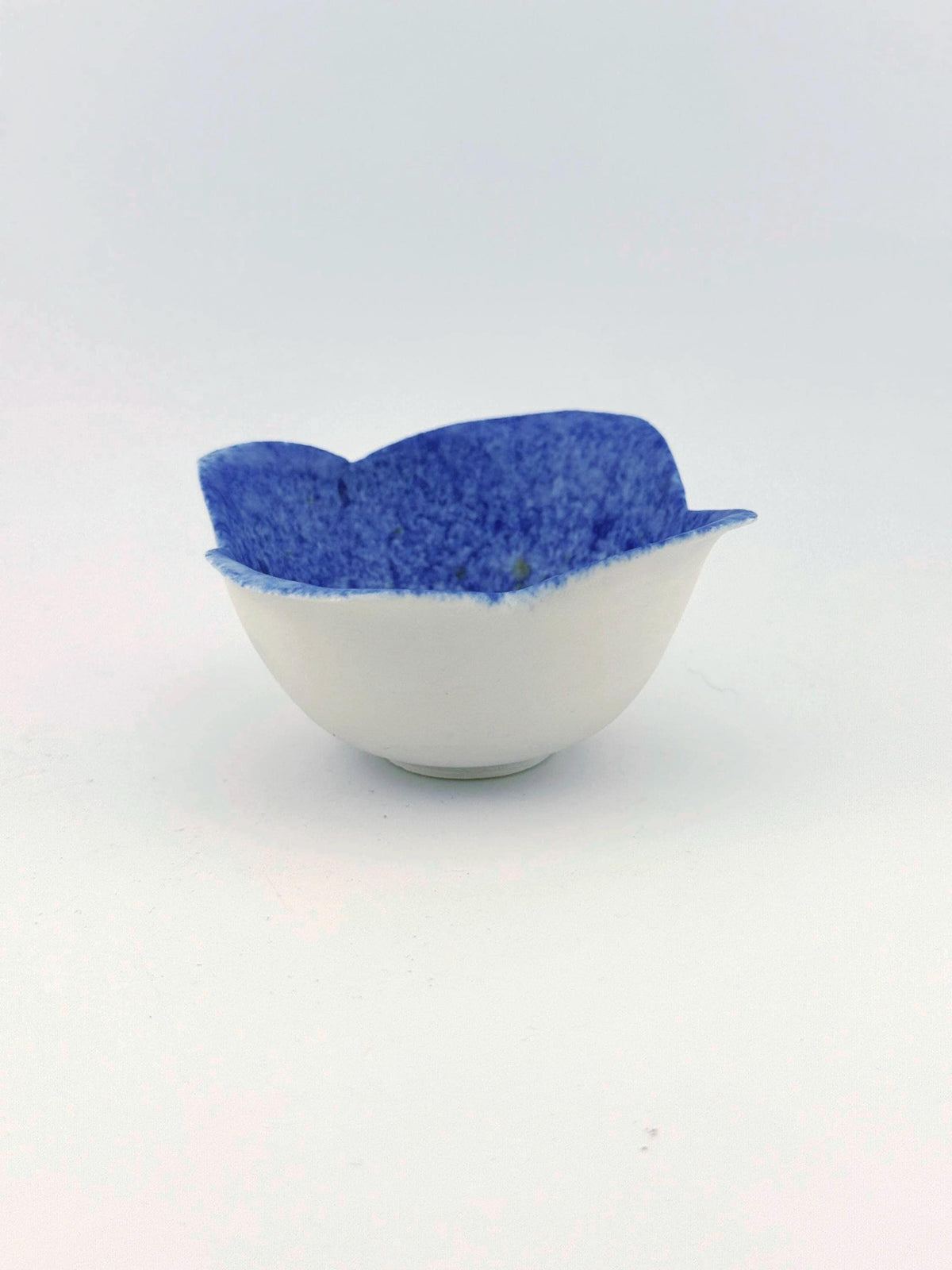 Trio de tasses NAMI en porcelaine blanche décor cobalt, faites main par Terresme — vue 4 sur 10.