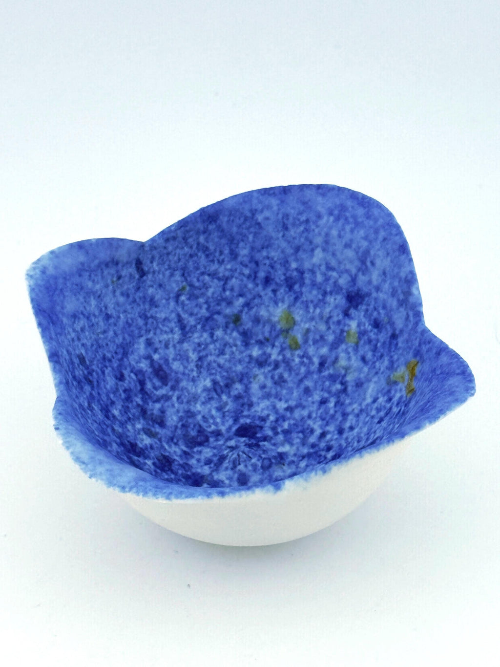 Trio de tasses NAMI en porcelaine blanche décor cobalt, faites main par Terresme — vue 5 sur 10.