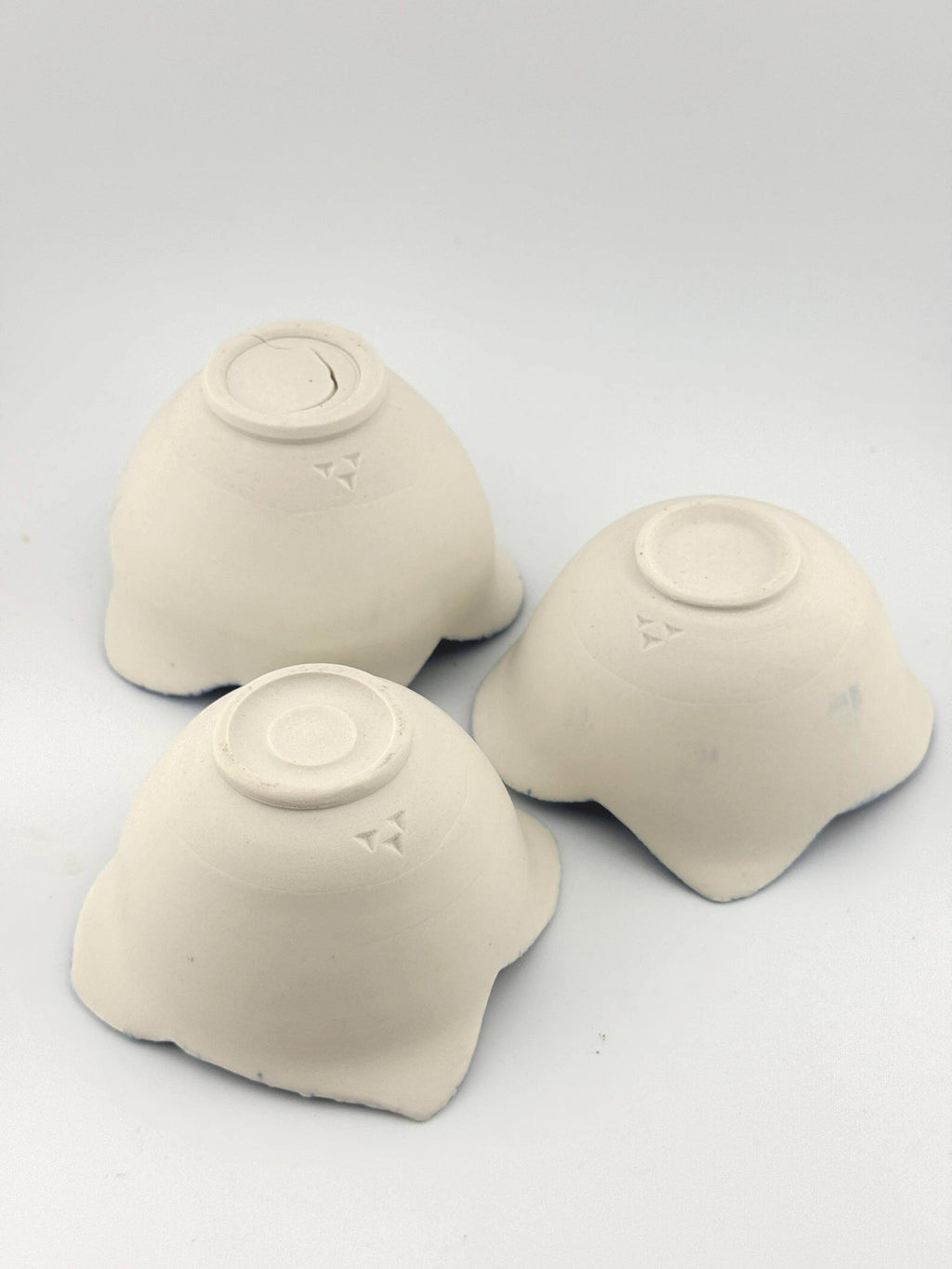 Trio de tasses NAMI en porcelaine blanche décor cobalt, faites main par Terresme — vue 6 sur 10.