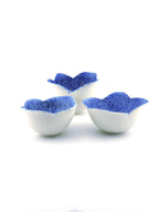 Trio de tasses NAMI en porcelaine blanche décor cobalt, faites main par Terresme — vue 7 sur 10.
