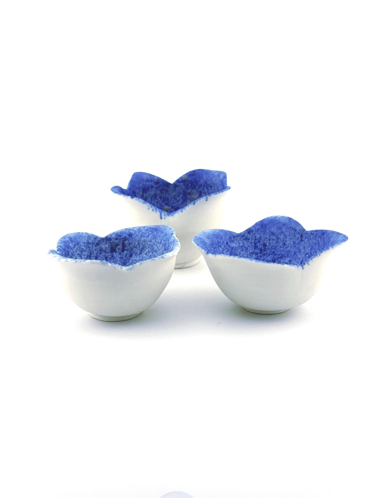 Trio de tasses NAMI en porcelaine blanche décor cobalt, faites main par Terresme — vue 7 sur 10.