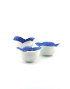 Trio de tasses NAMI en porcelaine blanche décor cobalt, faites main par Terresme — vue 8 sur 10.