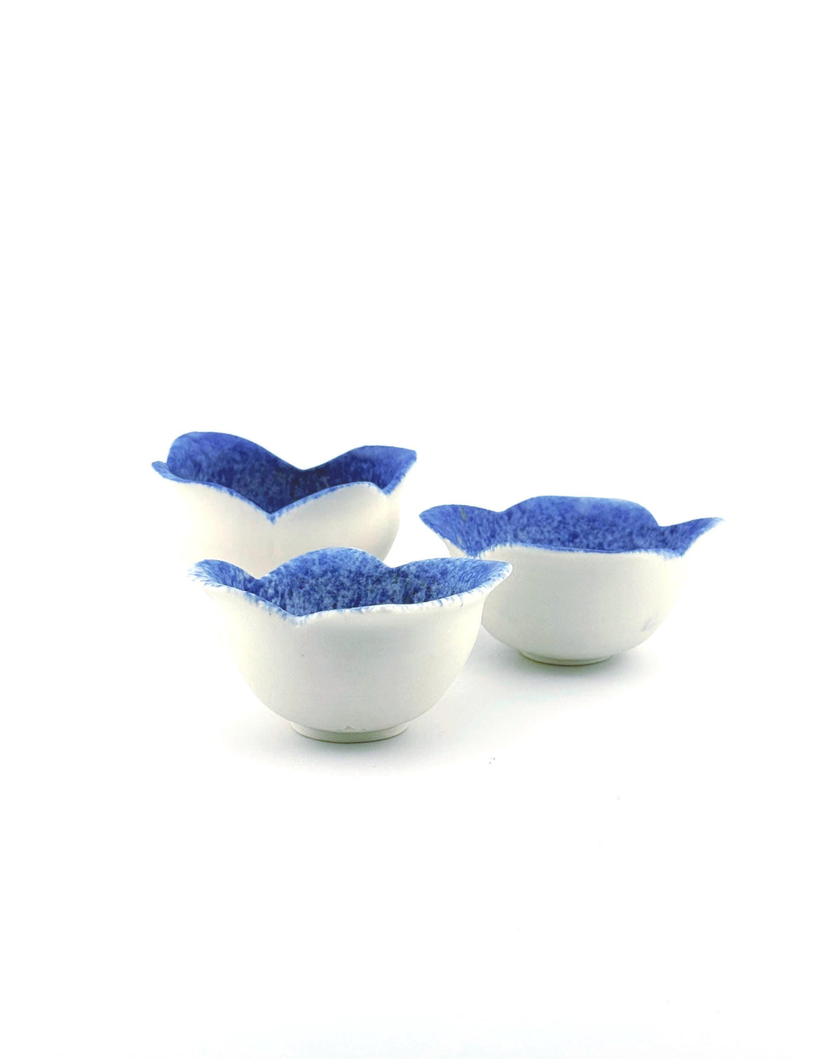 Trio de tasses NAMI en porcelaine blanche décor cobalt, faites main par Terresme — vue 8 sur 10.
