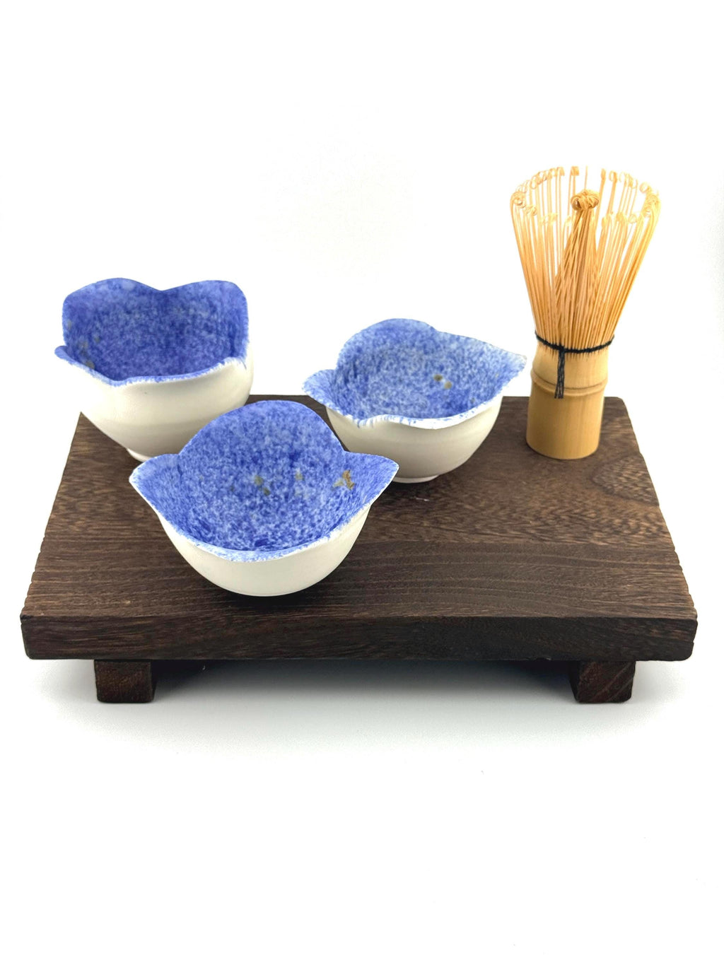 Trio de tasses NAMI en porcelaine blanche décor cobalt, faites main par Terresme — vue 9 sur 10.