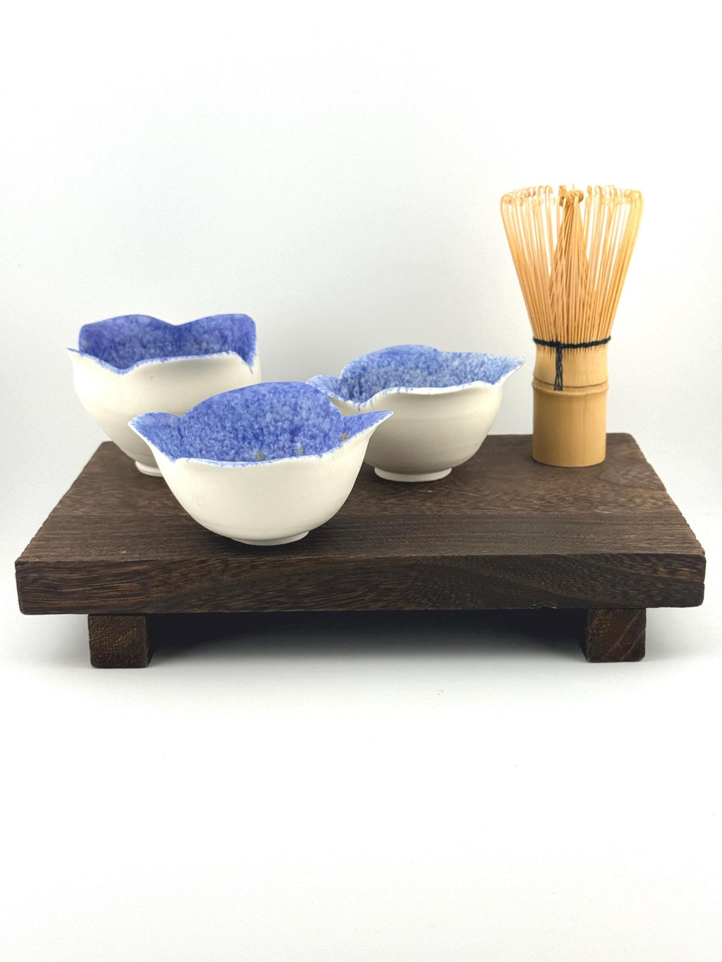 Trio de tasses NAMI en porcelaine blanche décor cobalt, faites main par Terresme — vue 10 sur 10.
