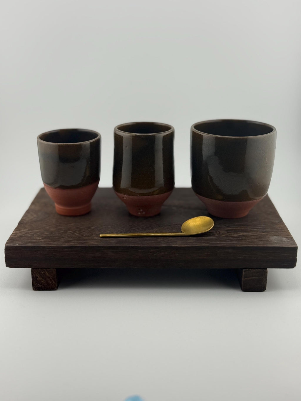 Trio de tasses en terre de Xing avec émail vert olive, vue 1 sur 8, pièces uniques façonnées à la main par Terresme.