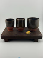 Trio de tasses en terre de Xing avec émail vert olive, vue 1 sur 8, pièces uniques façonnées à la main par Terresme.